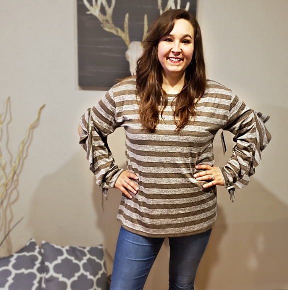 Striped Ruffle Blouse - Picture 3 of 6